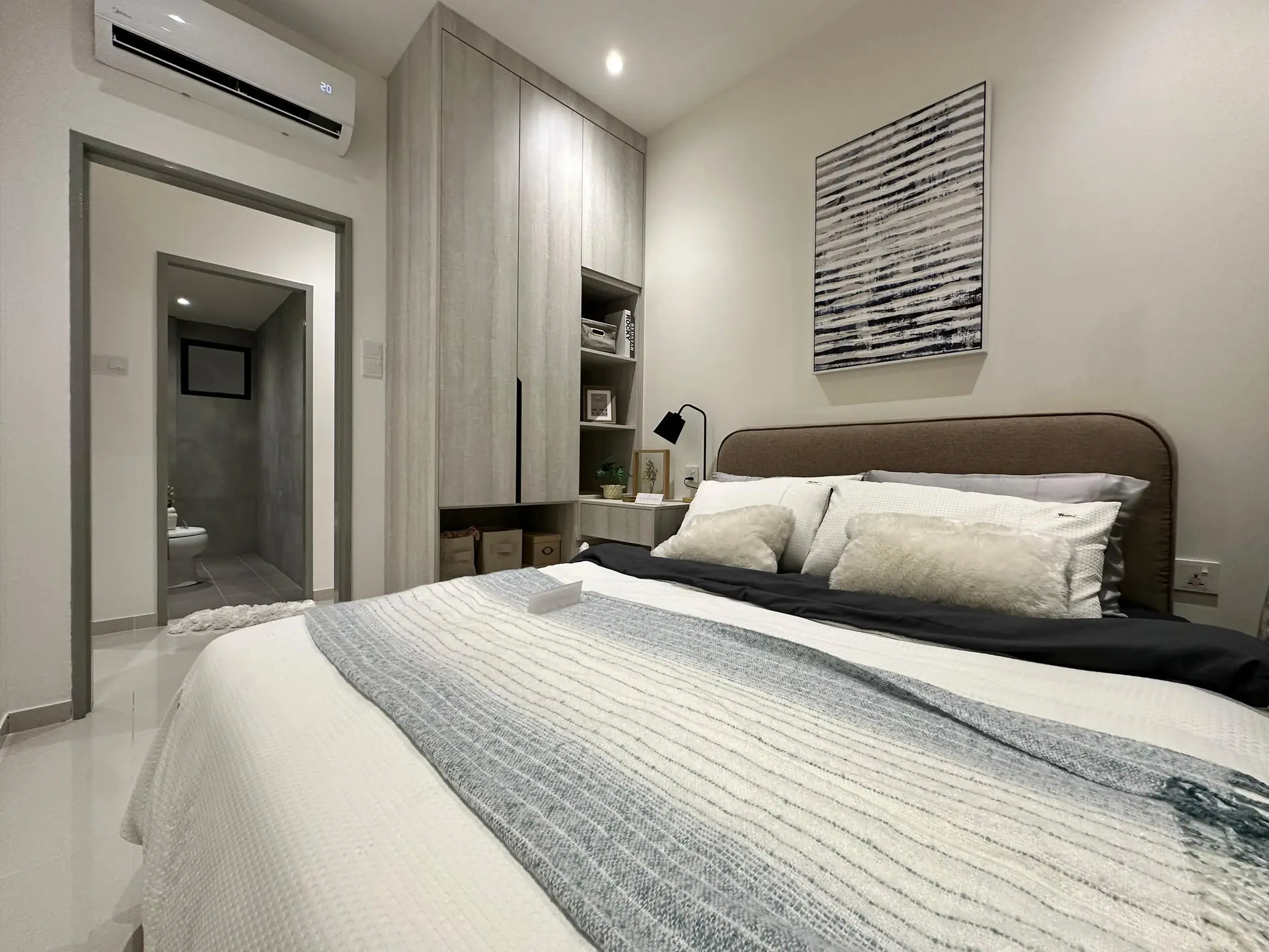 Iconic Harmony show unit bedroom with en-suite view