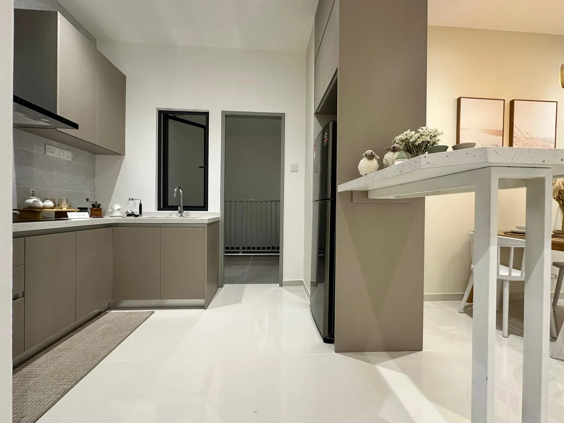 Iconic Harmony show unit kitchen with breakfast bar